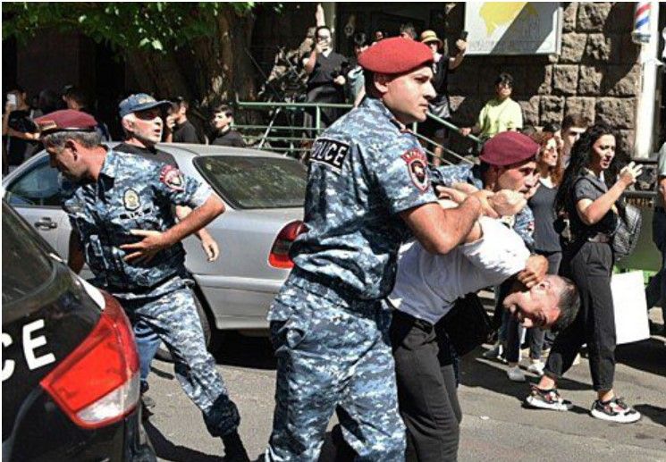 تظاهرات در ایروان؛ صدها معترض طرفدار برکناری نخست‌وزیر ارمنستان بازداشت شدند