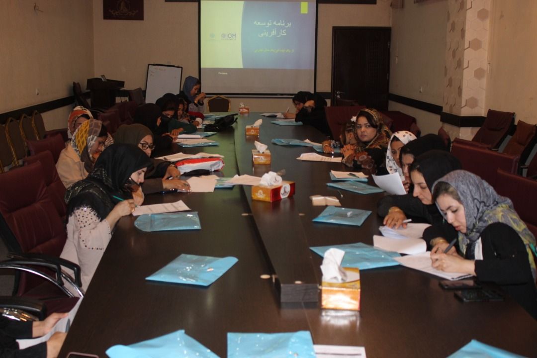 تلاش زنان برای نقش‌آفرینی؛ "ده‌ها زن در هرات در یک سیمنار آموزشی پنج روزه شرکت کردند"