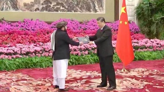 شی جین پینگ، رئیسجمهور چین در ماه دلو ۱۴۰۲ اعتبارنامه سفیر طالبان را پذیرفت.