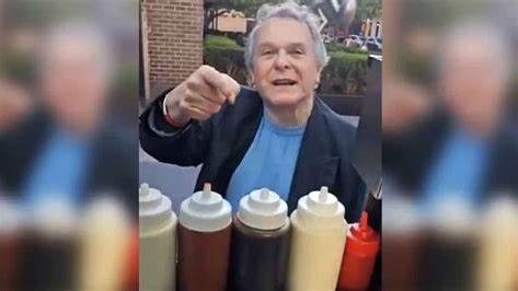 یک مقام سابق شورای امنیت امریکا به خاطر اظهارات نفرتآمیز علیه یک مسلمان دستگیر شد