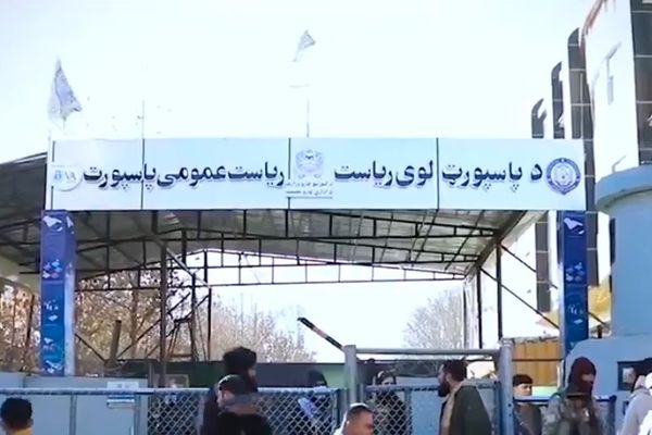 سرچینې: طالبان له محرم پرته ښځو ته د پاسپورټ ریاست ته د ننوتلو اجازه نه ورکوي