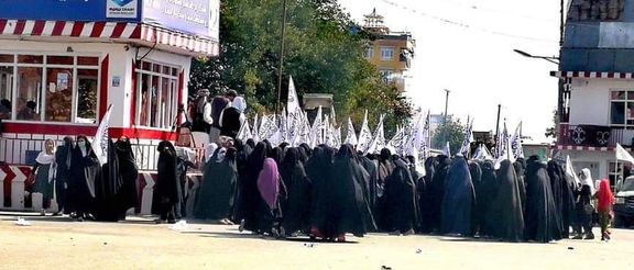 شرط طالبان برای حضور دختران در مکاتب قندوز؛ 'به حمایت از امارت تظاهرات کنید'