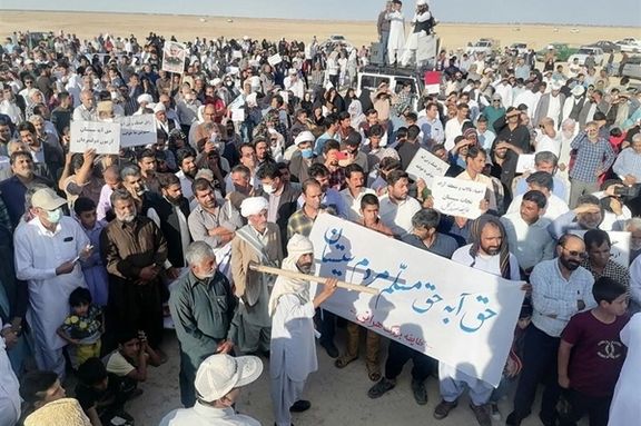باشندگان سیستان در اعتراض به عدم دریافت حقآبه هیرمند در بستر خشک تالاب هامون تجمع کردند