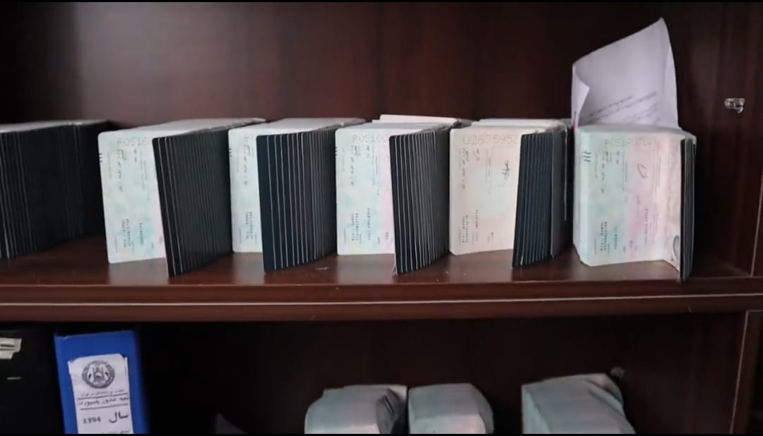 د طالبانو د بهرنیو چارو وزارت: ایران کې مو افغانانو ته د پاسپورټونو د وېشلو لړۍ پیل کړه 