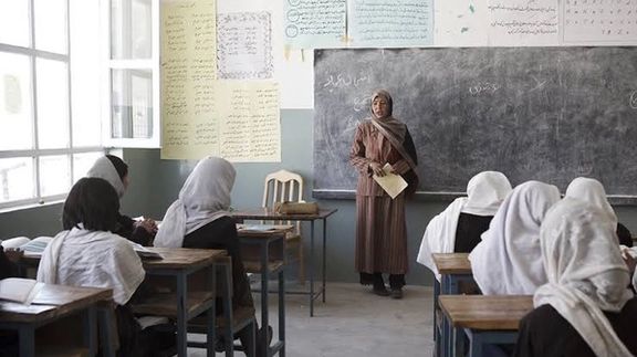 ښوونکي نړۍواله ورځ؛ تېرو دوو کالو کې زرګونه ښځینه افغان ښوونکو خپلې زدهکوونکې نهدي لیدلې