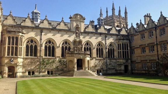 زن افغان به کمک بنیاد یلدا حکیم به دانشگاه آکسفورد راه یافت