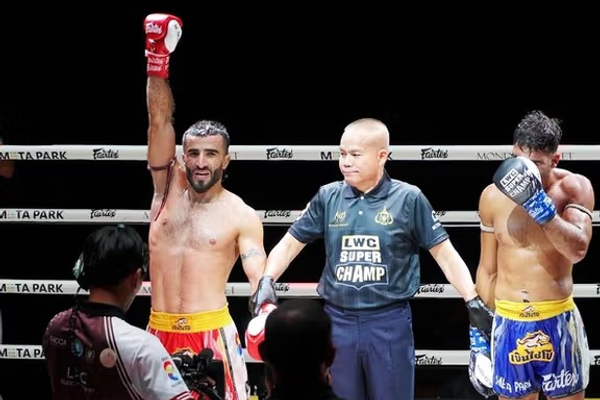 د افغانستان د مویتای پېژندل شوی لوبغاړی د خپل ایراني سیال پر وړاندې لوبه کوي