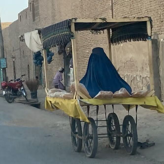 در نزدیکی اقامتگاه هبت‌الله، زنان و کودکان گدایی می‌کنند