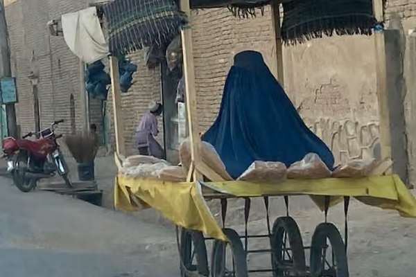 در نزدیکی اقامتگاه هبتالله، زنان و کودکان گدایی میکنند