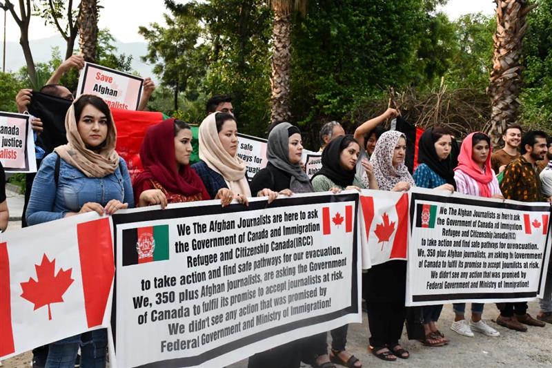 پاکستان کې افغان کډوال: حیران یو چې ویزې واخلو، که ماشومان ماړه کړو