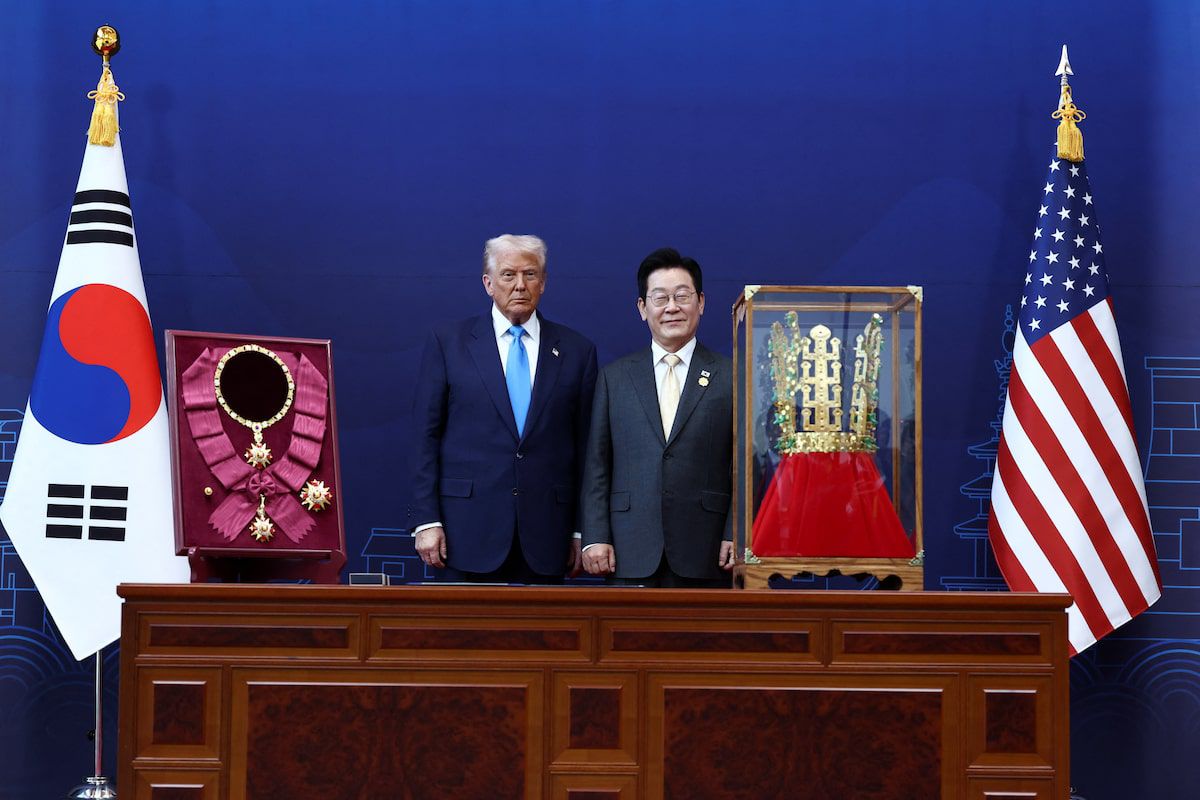 کوریای جنوبی به دونالد ترامپ تاج طلا داد