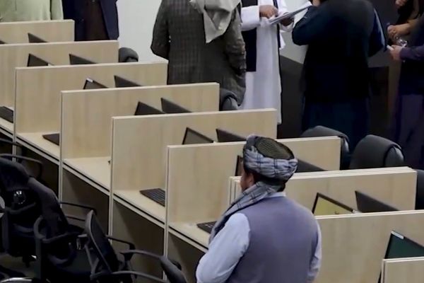 د بې روزګارۍ په اوج کې؛ د طالبانو له لوري تنقیص شوي مامورین له بې وزلۍ کړیږي