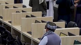 د بې روزګارۍ په اوج کې؛ د طالبانو له لوري تنقیص شوي مامورین له بې وزلۍ کړیږي