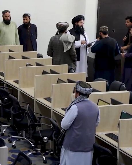 د بې روزګارۍ په اوج کې؛ د طالبانو له لوري تنقیص شوي مامورین له بې وزلۍ کړیږي