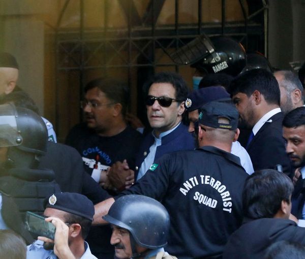 عمران خان اعلام کرد که پولیس بار دیگر خانه او را محاصره کرده است