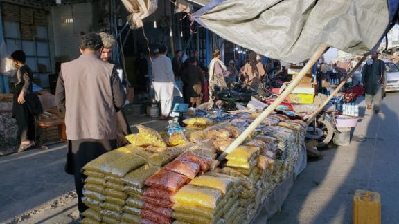 د چهارسو د سړک پر غاړه د وچې مېوې پلورنکی