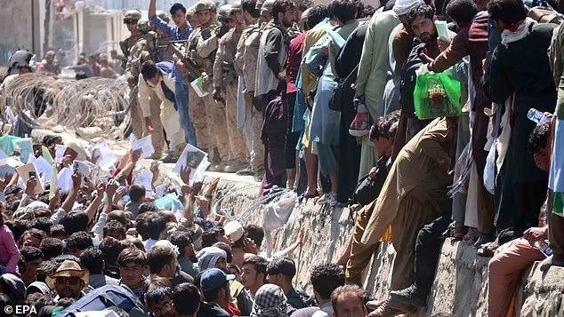 والدین سرباز امریکایی کشته شده در کابل: موفق خواندن عملیات تخلیه سیلی به روی ماست