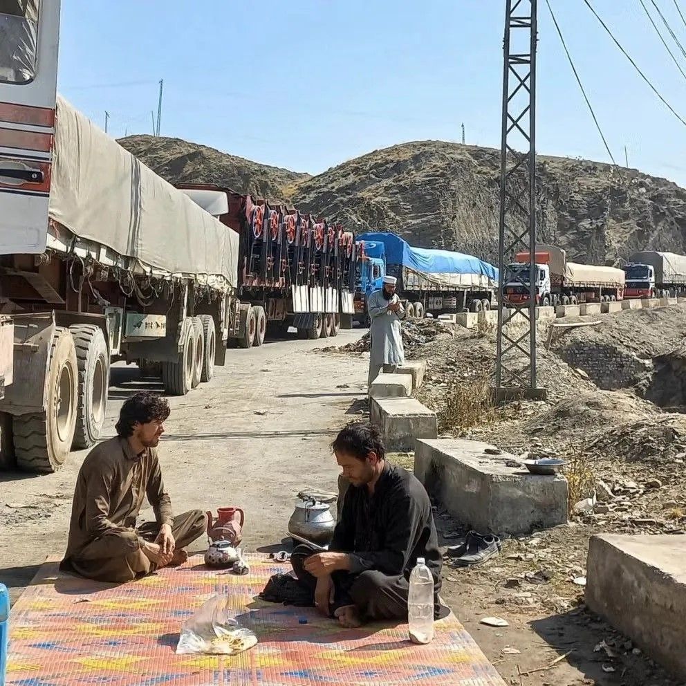 شكاوى من توقف عشرات الشاحنات عند معبر تورخم بسبب فساد طالبان