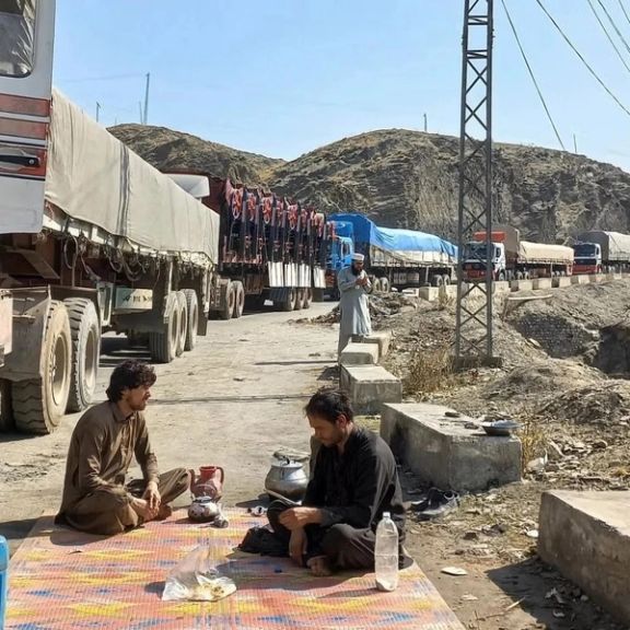 شكاوى من توقف عشرات الشاحنات عند معبر تورخم بسبب فساد طالبان