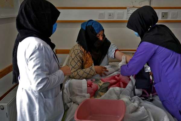 بریتانیا میگوید ممنوعیت تحصیلات پزشکی دختران برای سلامت زنان و کودکان افغان فاجعهبار است