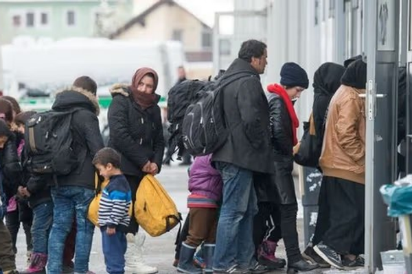 افغاناېواک: حکومت د ۴۵۰۰ ډالرو په بدل کې له افغان کډوالو غواړي چې افغانستان ته ستانه شي