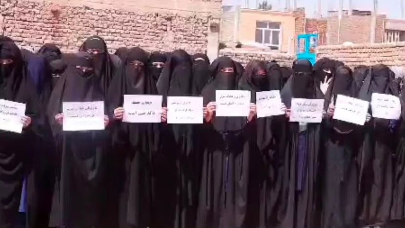 طالبان تحشد النساء في منطقة جبرائيل دعماً للحجاب الذي تفرضه