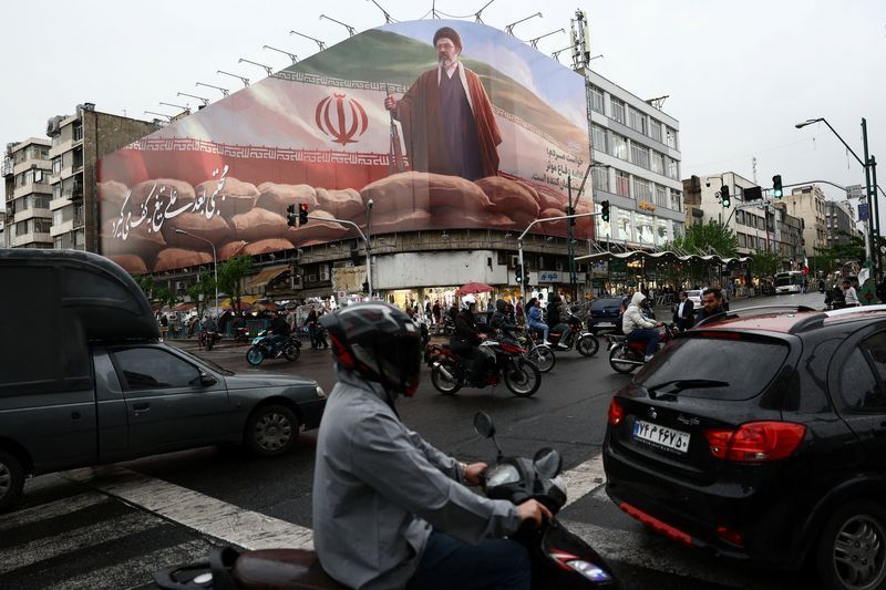 د ایران ستر مشر وايي بډایه شوي یورانیم باید په ایران کې پاتې شي