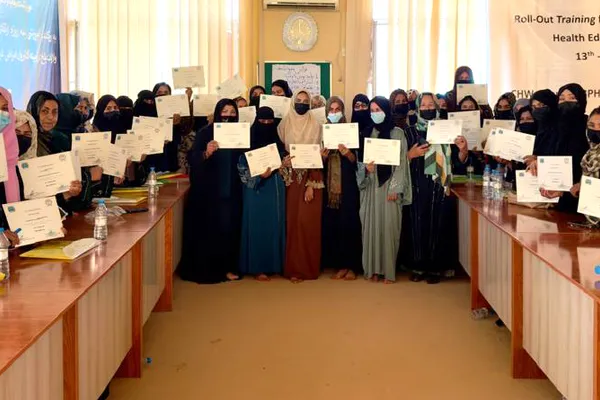 د روغتیا نړیوال سازمان په بلخ کې ۴۳ ښځینه روغتیايي کارکوونکې وروزلې