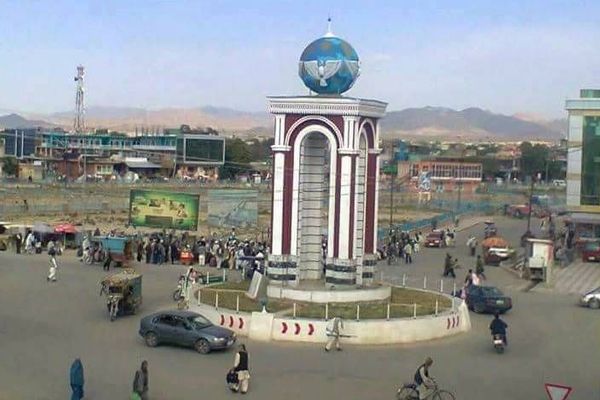 په غزني ولایت کې په دوو جلا-جلا ترافیکي پېښو کې یو کس مړ شوی او درې نور ټپیان دي