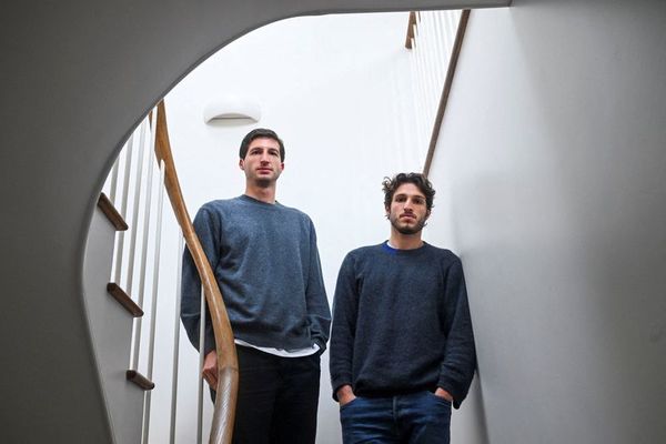 د عمران خان زامنو له خپل پلار سره د لیدنې لپاره د پاکستان له حکومته د ویزو غوښتنه کړې ده