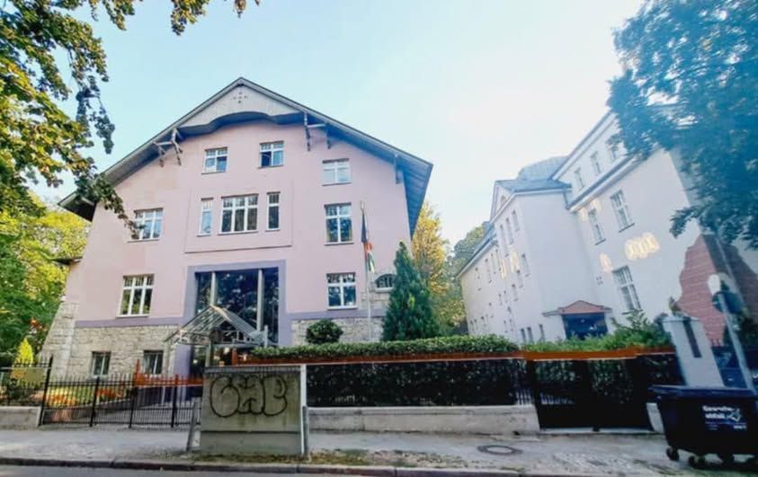 مصادر دبلوماسية: طالبان تعيّن دبلوماسيَين في سفارة أفغانستان بألمانيا