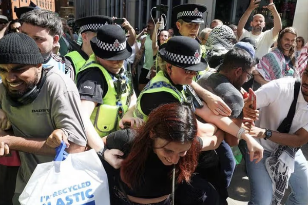 شرطة لندن تعتقل 890 شخصاً خلال احتجاجات مؤيدة لفلسطين