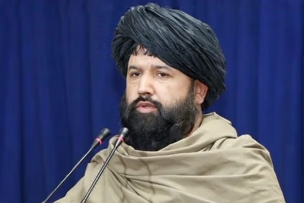 د طالبانو د لوړو زده کړو وزیر د هرات محصلانو ته وویل چې ګرځنده ټیلیفونونه مه کاروئ