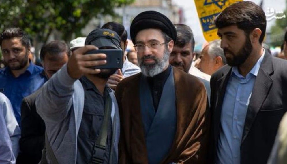 شرکت در راهپیمایی؛ از محدود دفعاتی که عکسی از او در یک تجمع نسبتا بزرگ سیاسی منشتر شده است