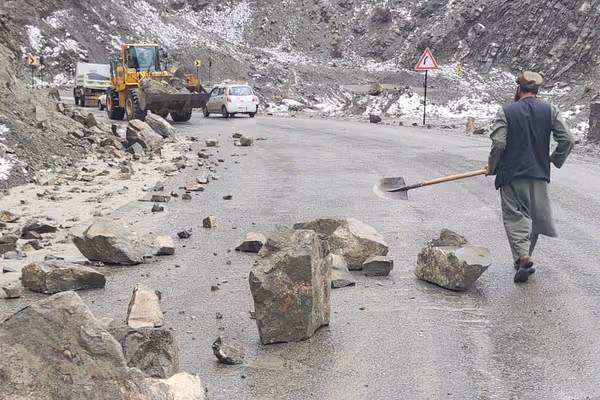 سیلاب راههای برخی ولایات را مسدود کرده است