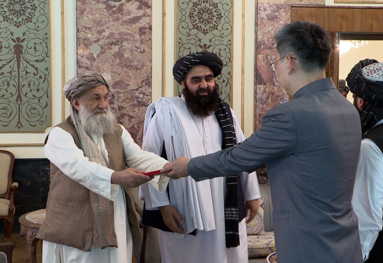 د چین سفیر جاوشینګ خپل باور لیک د طالبانو رییس الوزرا ملامحمد حسن اخوند ته سپاري