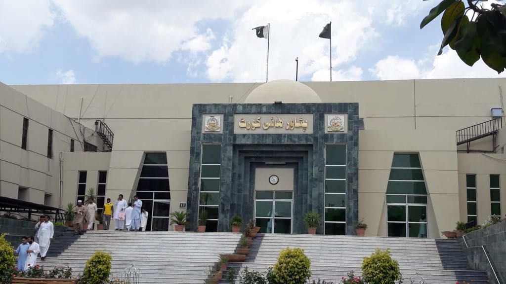 د پېښور سترې محکمې درېیم هېواد ته د تګ په تمه د یوې افغان کورنۍ د اېستلو مخه نیولې