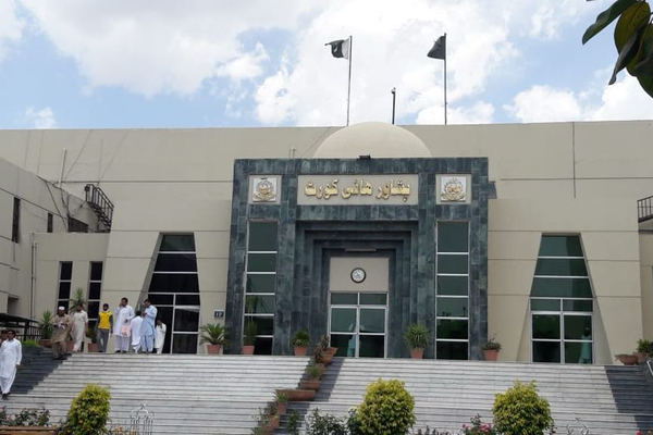 د پېښور سترې محکمې درېیم هېواد ته د تګ په تمه د یوې افغان کورنۍ د اېستلو مخه نیولې