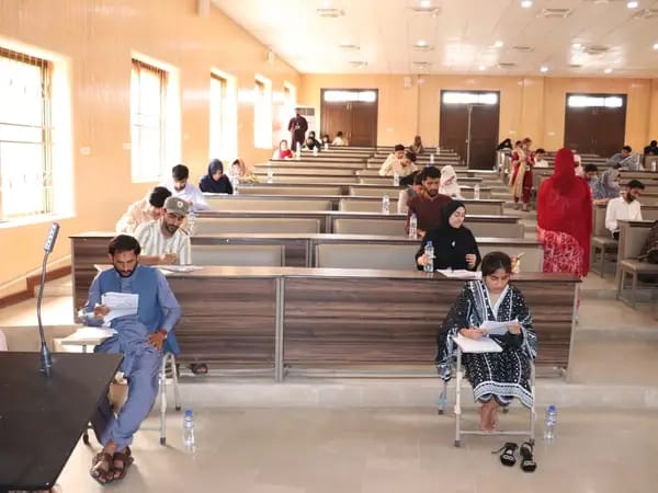 روزنامه دان: دانشجویان افغان در پاکستان با 'نژادپرستی سیستماتیک' مواجه‌اند