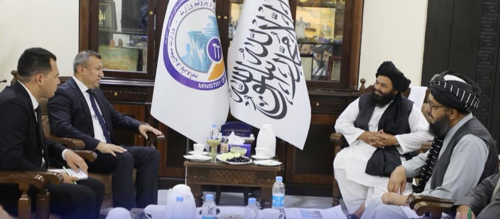 د ترکمنستان سفیر د طالبانو د کانونو له وزیر سره د ټاپي پروژې پر چارو غږېدلی