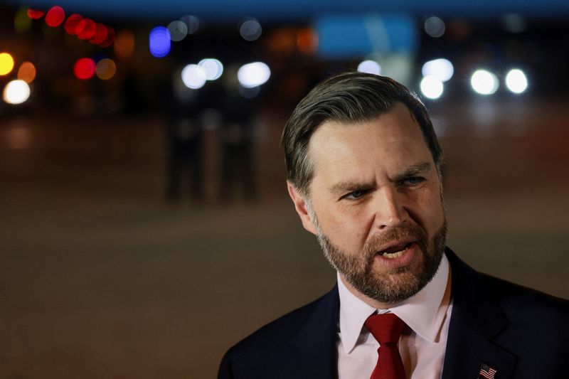 د ډونالډ ټرمپ مرستیال د ایران له استازو سره د خبرو لپاره پاکستان ته ورسېد