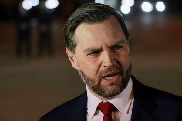 د ډونالډ ټرمپ مرستیال د ایران له استازو سره د خبرو لپاره پاکستان ته ورسېد