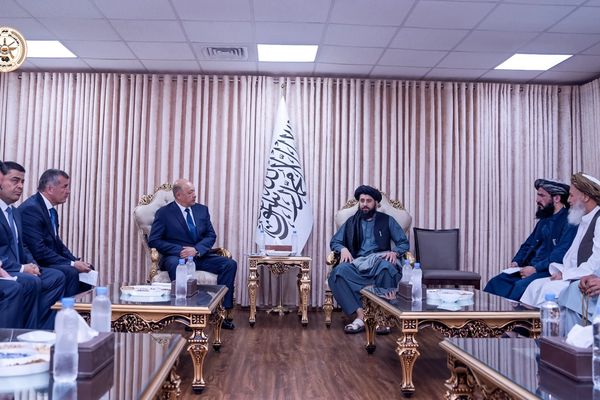 د طالبانو دفاع وزیر د ازبکستان له نظامي پلاوي سره پر دوه اړخیزو مسایلو خبرې وکړې