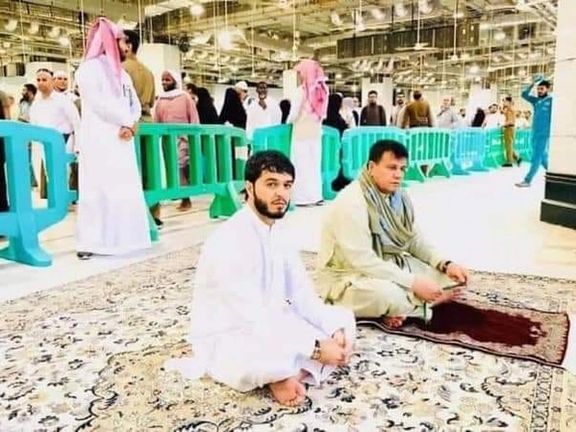 میر رحمان رحمانی (سمت راست) و پسرش اجمل