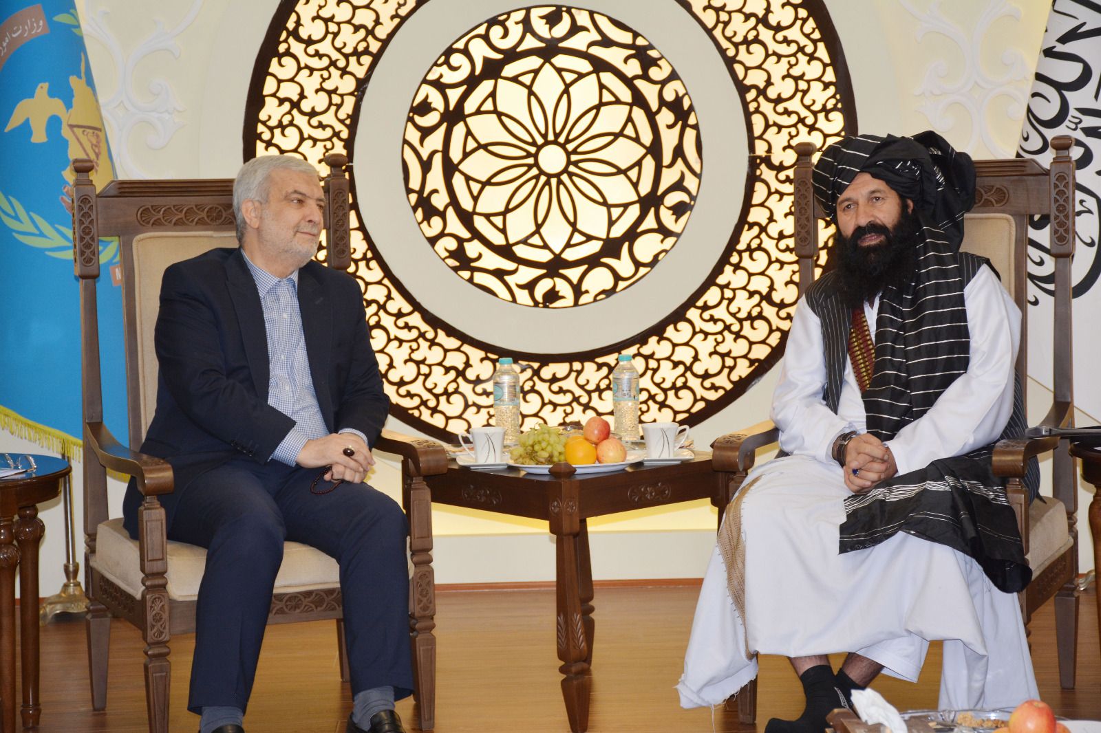 حقانی از مهاجران افغان خواست به قوانین کشورهای میزبان احترام بگذارند