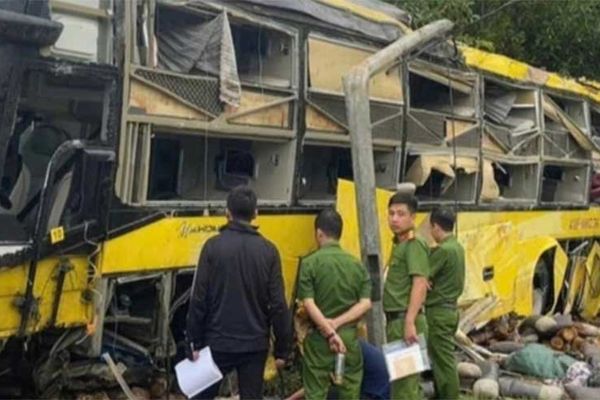 په ویتنام کې د بس چپه کېدو په پېښه کې ۷ تنه مړه شوي