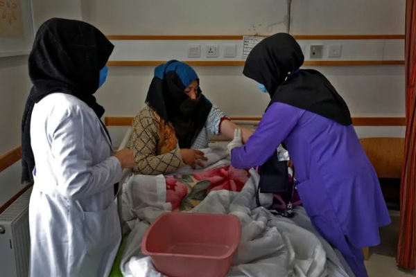 حظر وسائل منع الحمل بأمر من طالبان يؤدي إلى تبعات كارثية على صحة الأمهات