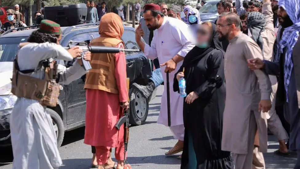 محدودیت‌های طالبان در کنار سنت‌‌های سخت اجتماعی،‌ افغانستان را به زندان زنان تبدیل کرده است