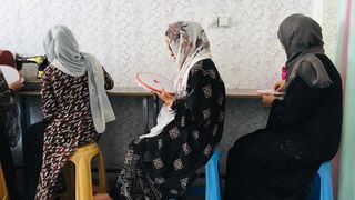 افغان مېرمنې د سوداګرۍ برخه کې د طالبانو محدودیتونو سره څه ډول مقابله کوي؟