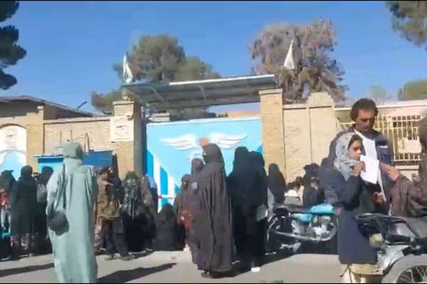 Taliban Bar Women Without Burqas From Entering Herat Hospital, Say Sources